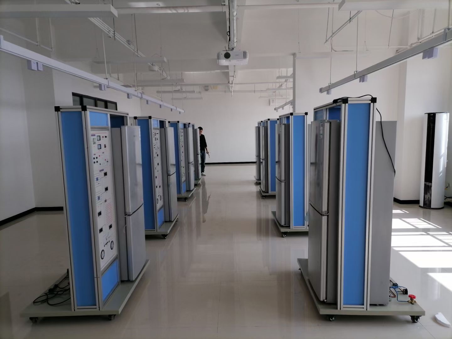 電冰箱制冷系統(tǒng)實(shí)訓(xùn)考核裝置