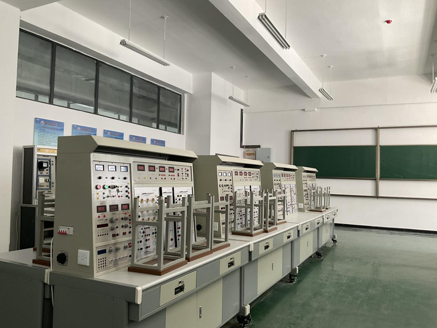 智能型電工技術(shù)實(shí)驗(yàn)裝置