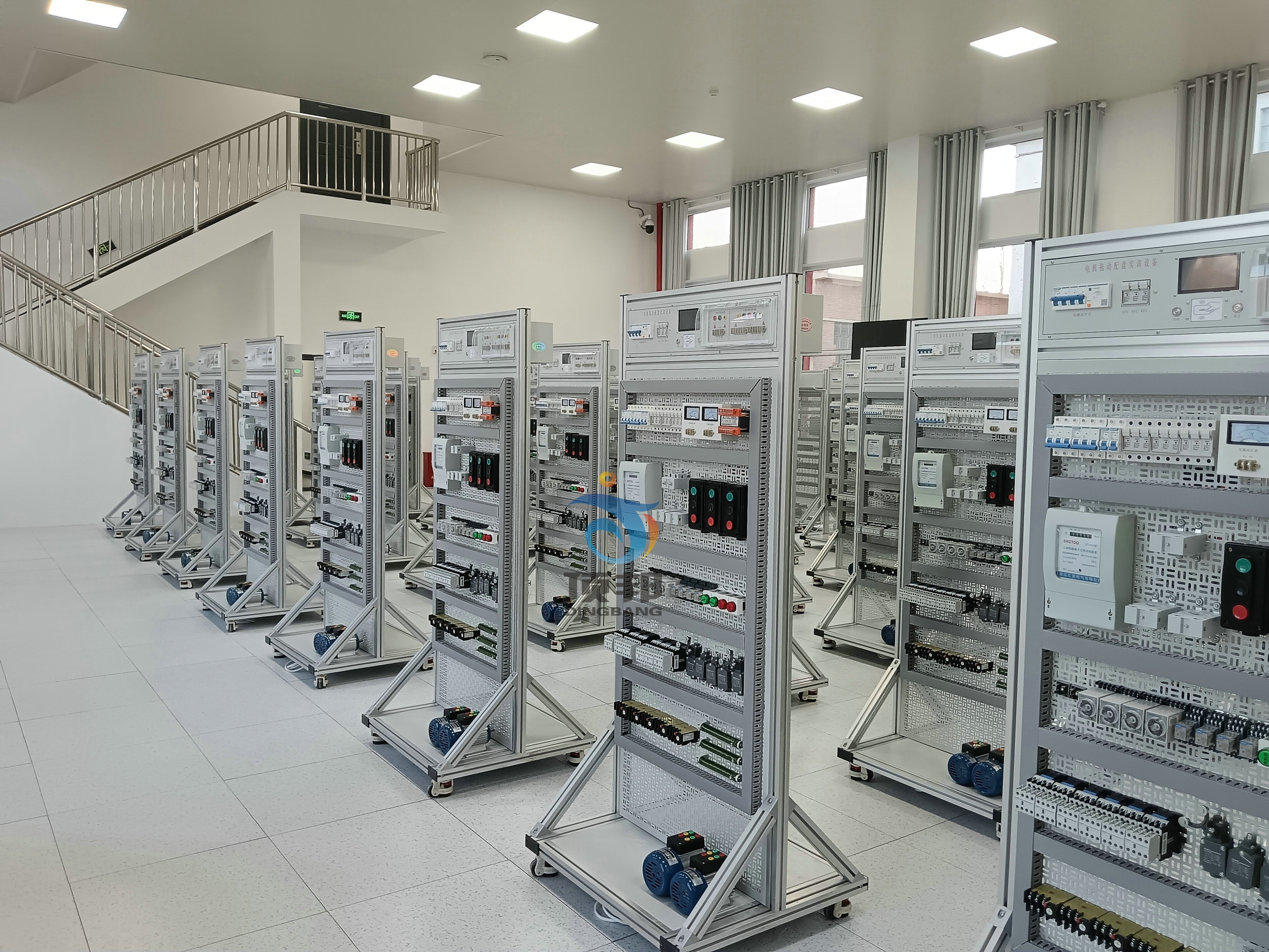 電機(jī)拖動(dòng)配盤實(shí)訓(xùn)設(shè)備