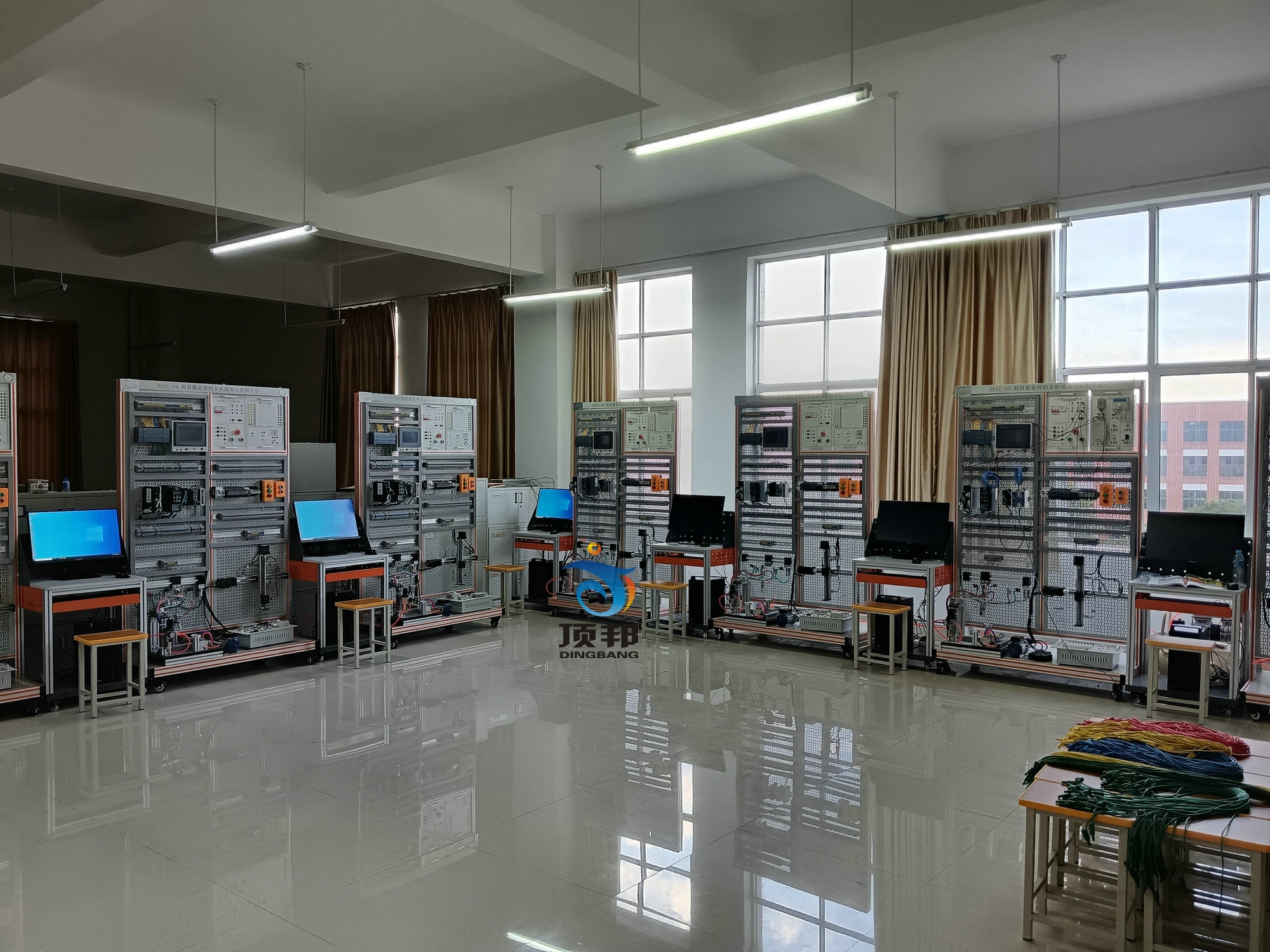 利用微處理的多機通訊與控制平臺